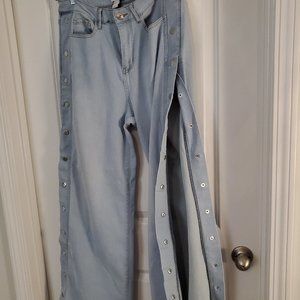 Denim jeans with snaps